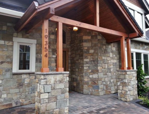 Pintu masuk dengan tiang kayu dan batu alam